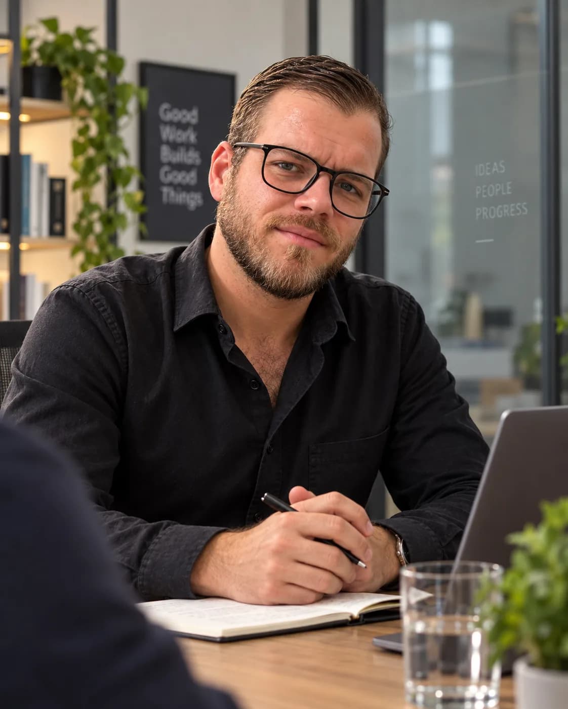 Chris Pascal Landwehr mit Notizbuch am Tisch